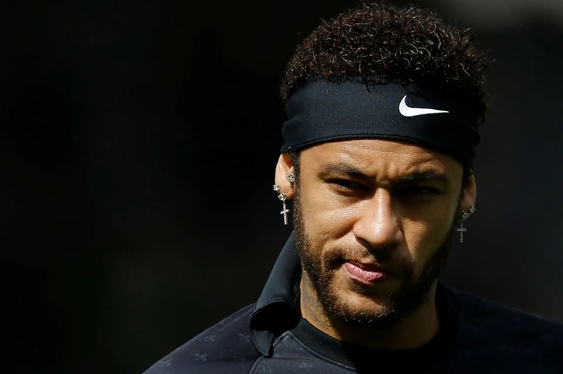 “Eu disse: ‘pára, pára, não’. Ele não comunicava.” Modelo que acusa Neymar de violação fala pela primeira vez