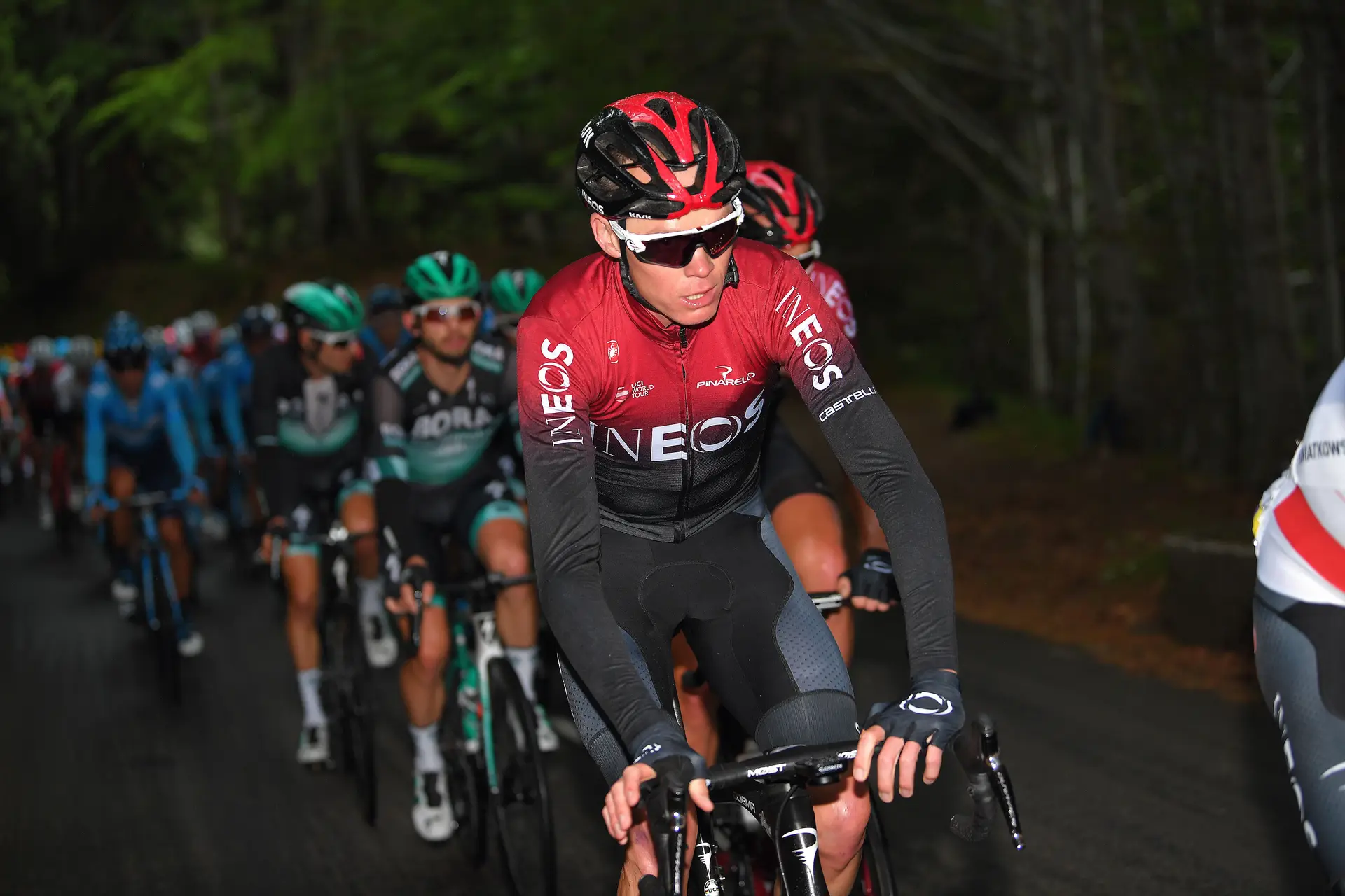 "As lesões são muito graves". Um fémur, o cotovelo direito e várias costelas: são estas as fraturas que deixam Froome fora do Tour