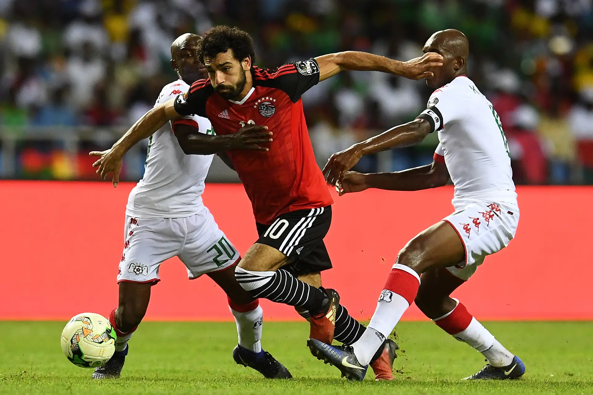 Mané se torna dúvida para a Copa e repete filme de Salah quatro