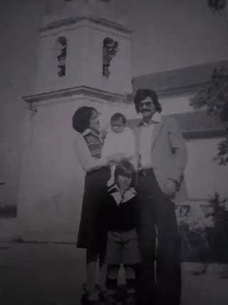 Bruno Caires ao colo dos pais