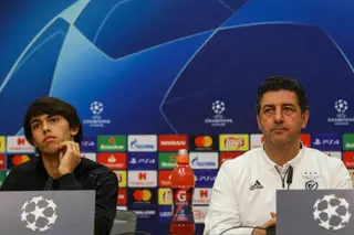 João Félix e Rui Vitória numa conferência de imprensa do Benfica