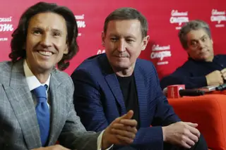 Aleksey Smertin e o irmão durante uma homenagem ao antigo jogador russo. Paulo Barbosa está ao fundo