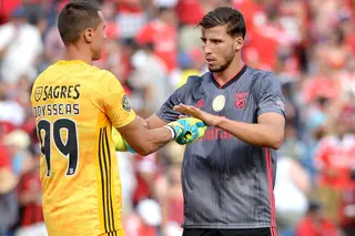 Afinal, o tal pontapé de baliza de Odysseas e Rúben Dias não se deve fazer. Mas pode fazer-se. Confuso? Sim, mas o IFAB vai esclarecer