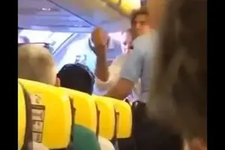 “Rua, pá”: o momento em que os passageiros aplaudem a expulsão de Sá Pinto de avião em Faro