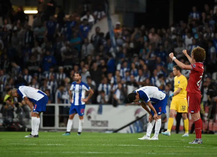 Há 10 anos, lance bizarro entrava para a história do futebol