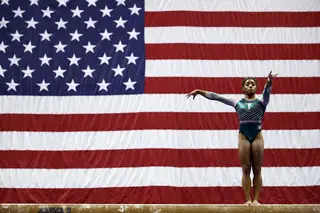 Estados Unidos de Biles, a primeira ginasta a aterrar um triplo-duplo