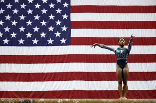 Estados Unidos de Biles, a primeira ginasta a aterrar um triplo-duplo