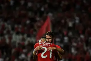 Dois pontapés no último resistente