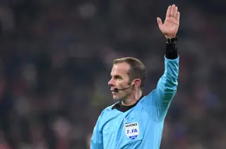 Adepto do Schalke quer julgar árbitro por fraude. Porquê? Dois penáltis