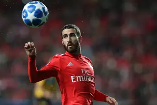 Sai um diminutivo, entra um pequeno grande jogador para a frente