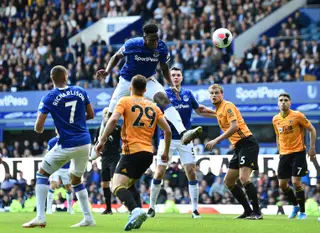 O emotivo duelo entre os misters portugueses da Premier League sorriu a Marco Silva