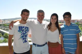 Nélson com os três filhos, Ivan (22 anos), Natacha (20) e Rúben (16)
