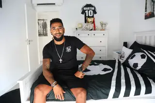 Carlitos no quarto do filho Martim, que quer ser jogador de futebol como o pai