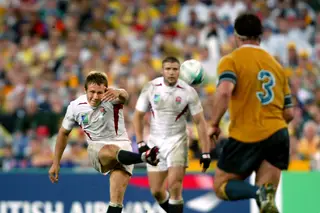 Futebol, pé. Basquetebol, mão. Râguebi, também pode ser pé