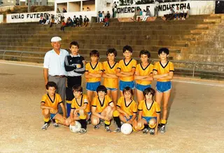 Nuno Santos, com o avô ao lado, no clube onde começou a jogar futebol, o OVNI 2001