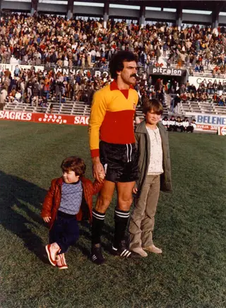 Nuno Santos (à direita) com o pai e irmão, no Belenenses