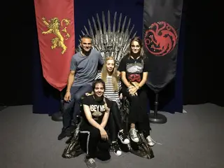 Nuno Santos com a mulher e filhas, fãs das série "Game of Thrones"