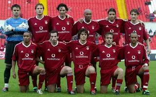 Nuno Santos (à esquerda) no regresso ao Benfica em 2002