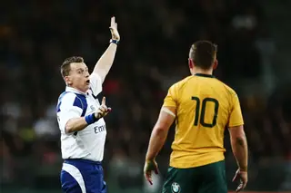Acho que nunca nos conhecemos, mas eu sou Nigel Owens, o árbitro, e isto não é futebol