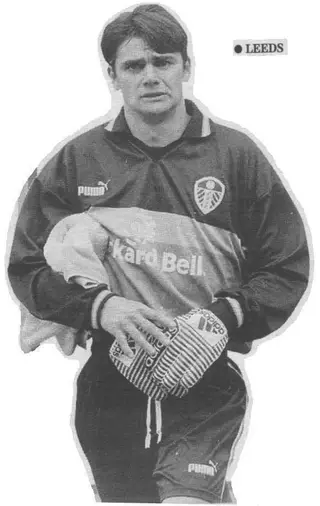 Nuno Santos guarda o recorte de uma foto sua enquanto guarda redes do Leeds