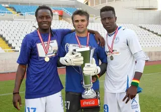 Nuno Santos com a Taça conquistada no Chipre ao serviço do Ethnikos Assias