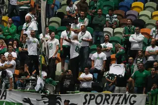 Insultos, assobios e uma tentativa de invasão na garagem em Alvalade: “Ninguém presta aqui”