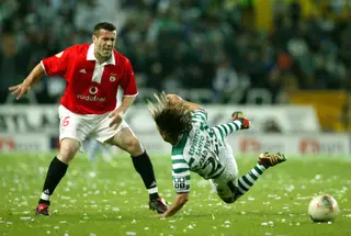 Fernando Aguiar (à esquerda) num derbi com o Sporting, onde jogava João Pinto