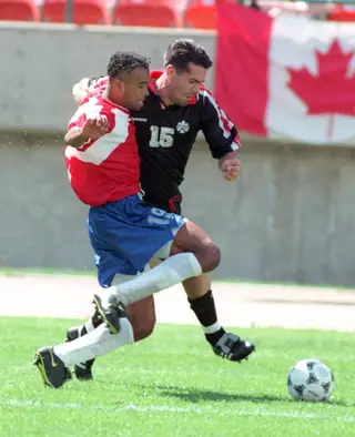 Fernando Aguiar (de equipamento escuro) num jogo pela seleção do Canadá