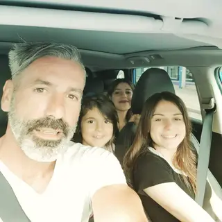 Fernando Aguiar numa foto atual com as três filhas