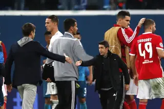 O Benfica dos pequeninos, os parabéns atrasados ao rei - e o profiler e o saco do lixo e o soneca (por Insónias em Carvão)