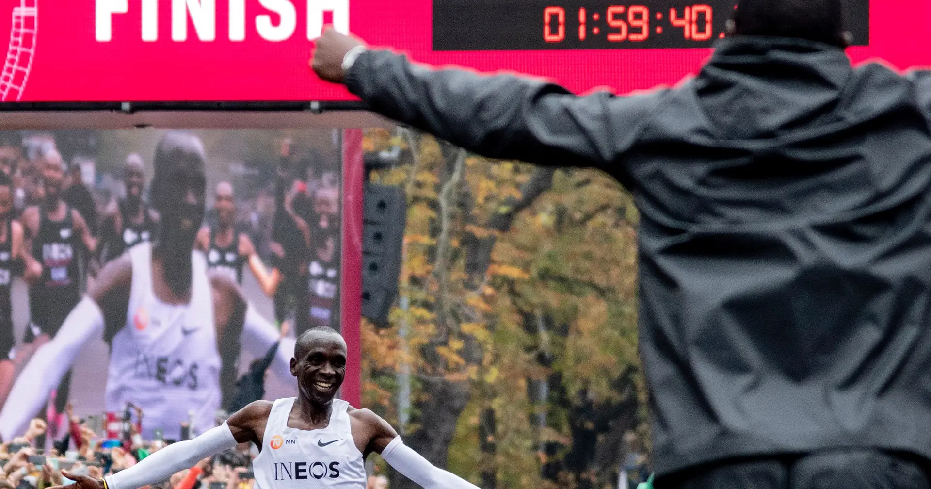 Eliud Kipchoge correu os 42,195 quilómetros em 1 hora, 59 minutos e 40  segundos, Notícias 24