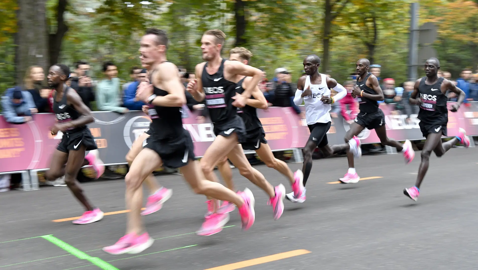 Eliud Kipchoge correu os 42,195 quilómetros em 1 hora, 59 minutos e 40  segundos, Notícias 24