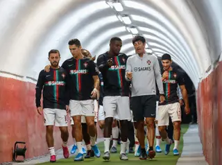 É uma imagem de setembro, quando a seleção foi à Sérvia vencer por 4-2: Ronaldo e William guiam os restantes