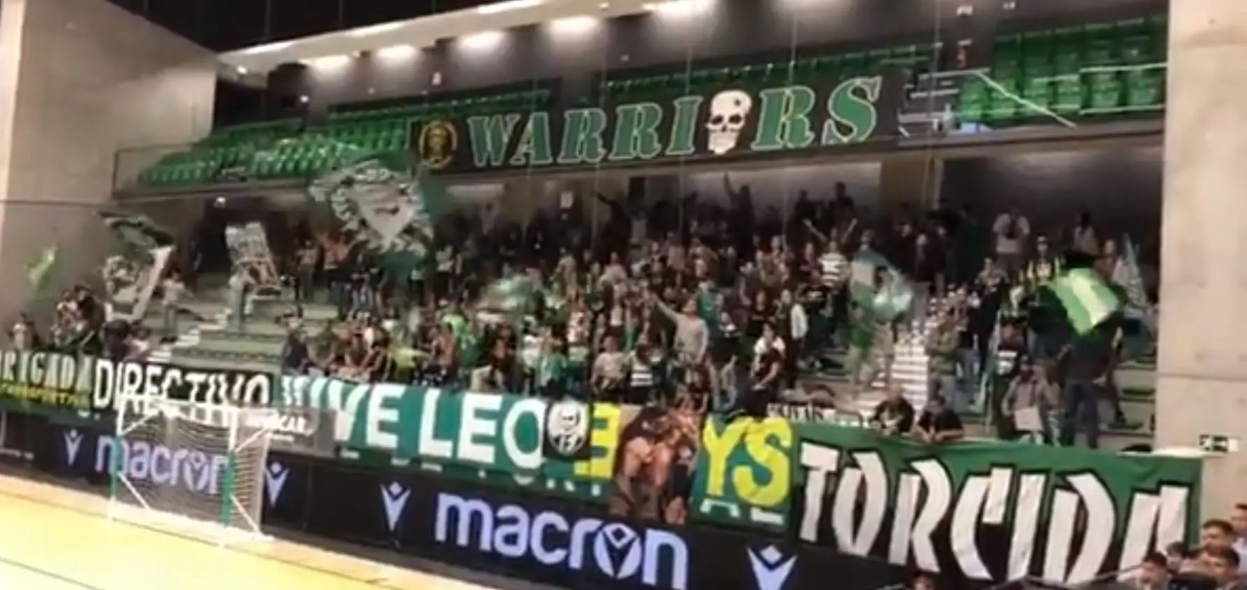 Claques pedem demissão do presidente do Sporting: "Varandas, o que é que fazes aqui?"