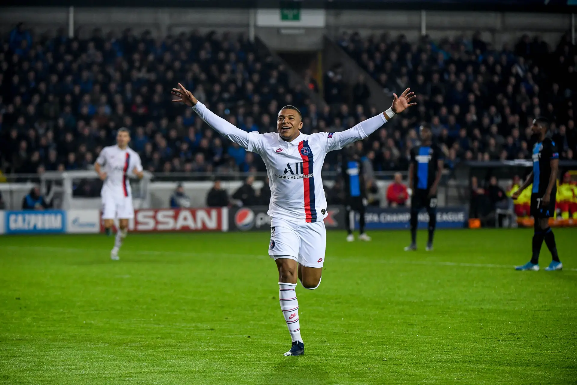 Para segurar Mbappé, o PSG ofereceu 45 milhões de euros limpos por época. O francês não aceitou renovar