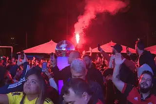 A festa não foi só no Brasil: centenas de adeptos festejaram a vitória do Flamengo em Lisboa 