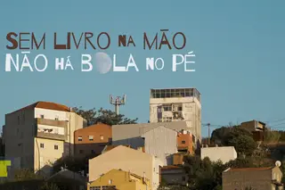 Sem livro na mão, não há bola no pé: reportagem no bairro onde a sala e o campo jogam o mesmo jogo