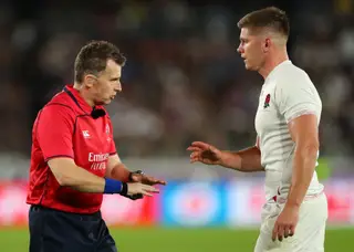 Nigel Owens, um árbitro, calmamente a explicar uma decisão a Owen Farrell, capitão da Inglaterra que o ouve, sem refilar. Sim, aconteceu mesmo e costuma acontecer assim no râguebi. 