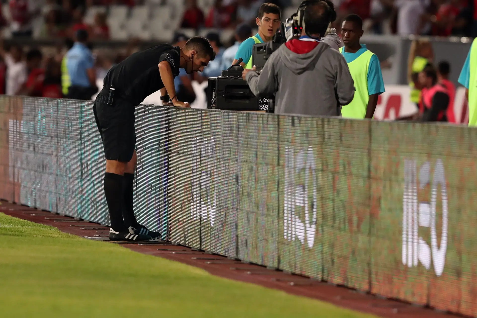 O Menino Do Jogador De Futebol Está Pisando Na Bola Na Sala Foto