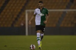Diogo Faro a vigiar a quarentena do plantel do Sporting: há mais de duas semanas que Ilori não falha um corte ou um passe