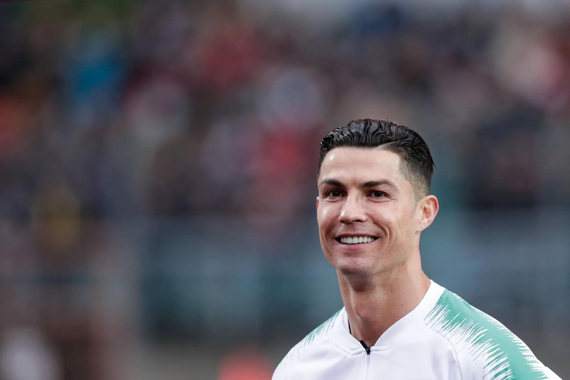 Cristiano Ronaldo tenta bicicleta contra Luxemburgo