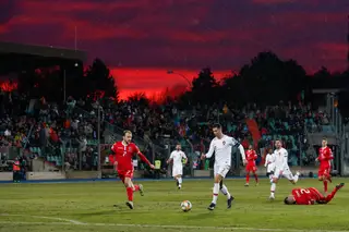 Portugal precisava mesmo de ganhar. E Diogo Faro precisava mesmo de tomar banho (o Luxemburgo - Portugal visto entre monges no Myanmar)