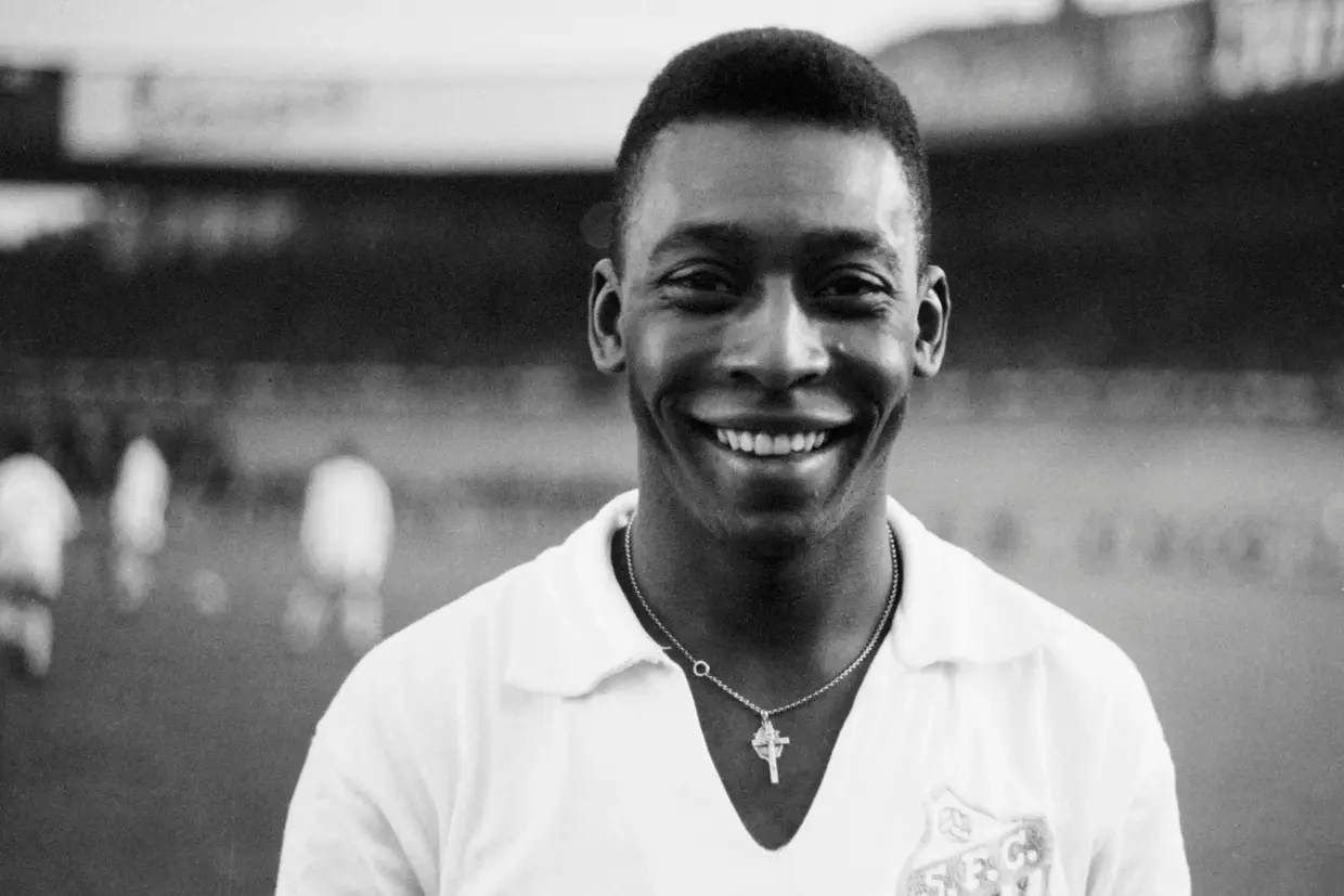 Em 1961, com a camisola do Santos, antes de um particular em Paris