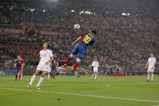 O voo de Messi naquela final da Champions em 2009. Hoje, é um homem de pés atados