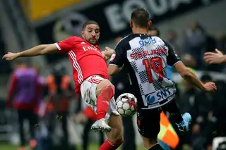 Passaram-se 393 dias desde o último vodka de Taarabt, que já merecia uma daquelas medalhinhas dos Alcoólicos Anónimos (por Um Azar do Kralj)