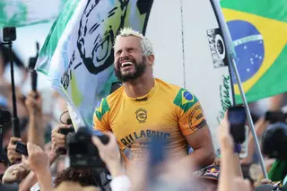 Brasileiro Italo Ferreira conquista título mundial de surf pela primeira vez