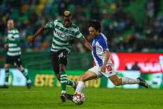 Doumbia justificou-se a Coates: "A sério, juro que este gajo não era meu, quem o devia estar a marcar era o William Carvalho!”