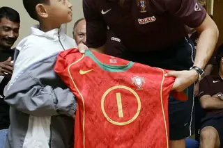 Lembra-se do menino que emocionou Ronaldo? Martunis vai casar e não se esqueceu de convidar o ídolo