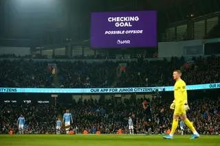 A questão mais premente do futebol moderno: o fora de jogo milimétrico... não é fora de jogo?