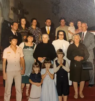 Pedro Martins (em baixo à direita) com familiares na igreja durante a sua Primeira Comunhão